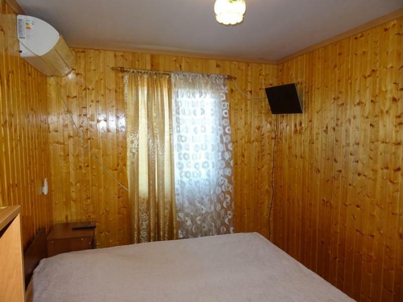 Guesthouse On Zheleznodorozhnaya Sukhumi Exterior photo
