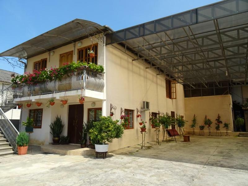 Guesthouse On Zheleznodorozhnaya Sukhumi Exterior photo